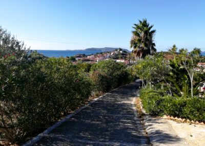 Muses Villas - Blick auf die Anfahrt und das Meer